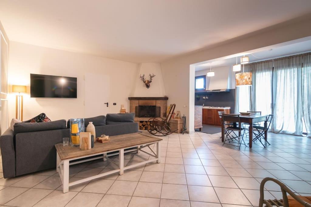 Ferienwohnung Casolara: Ospitalita Su Misura Castello di Serravalle Exterior foto